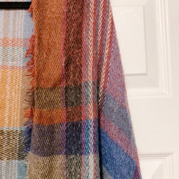 Chic Soul Shawl - Picture 3 of 3